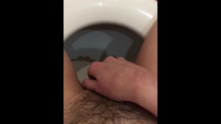 Вытираю мокрую киску после мочеиспускания и слегка мастурбирую