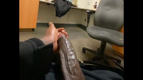 Masturbándose en el trabajo (¿Serías mi compañero de trabajo?)