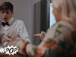 Twink Pop - Joey Mills Gets His Big Dick Sucks By Devy While Making Pop Corn For The Customer screenshot number 2