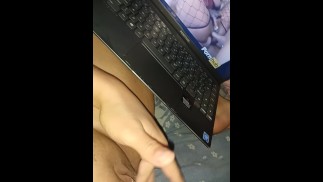одна дома, я не могу остаться без члена, я эякулировала свою киску к обоим членам, трахающимся в порно🍆🍆
