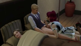 Les sims 4, l’homme est en train de tricher avec une femme de chambre à côté de sa femme