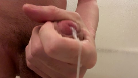 Uno studente universitario di grandi cazzi si masturba nel bagno ed eiacula molto