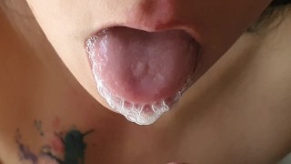 Pijpbeurt close-up langzaam - Sperma in mond