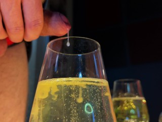 Новогодняя в шампанском. Волосатый красавчик в костюме делает коктейль из спермы. UHD 4K 60 кадров в секунду