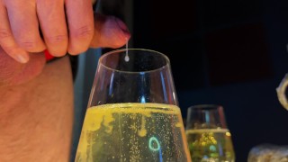 Nieuwjaar aftrekken in champagne. Harige hunk kerel in een pak maakt een spermacocktail. UHD 4K 60fps