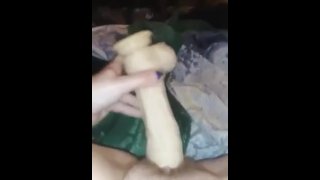 Meisje neukt zichzelf met grote dildo