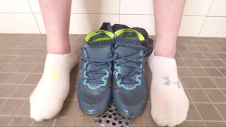 Plas/sperma gevulde modderige Nike Hyperfeel en onder pantser sokken