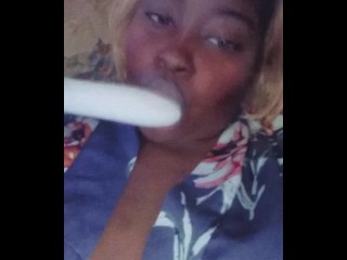 Смотри, как я пробую и играю со своей толстой киской🤤🤤🤤