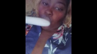 Смотри, как я пробую и играю со своей толстой киской🤤🤤🤤