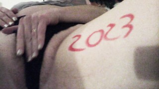 СЧАСТЛИВЫЙ 2023 год с массажем киски моей дикой жены, с финальным оргазмом!