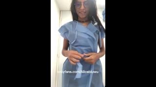 pequeña morena latina se desnuda el vestido de hospital para mostrar su sexy cuerpo desnudo