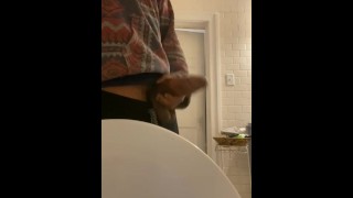 Tentando tirar um no banheiro do meu amigo