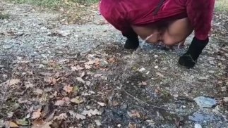 Моя невестка должна немедленно пописать, и она умоляет меня остановить машину, чтобы пописать на улице