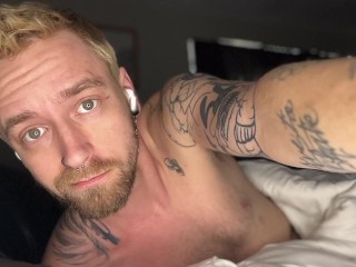 Hot Tatuada Guy Masturbando Um Pau Grande e Branco