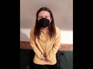 Trans Schoolmeisje Masturbeert in Gele Regenkleding 😛