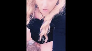 Trans Dívka Dřepuje A Čůrá