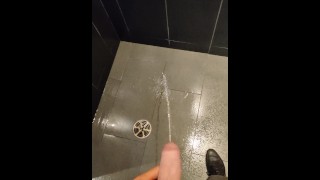 在酒吧时不要使用厕所，而是喷洒地板