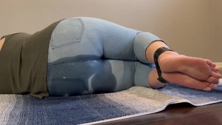 Chica atada no puede aguantar más pis en jeans ligeros