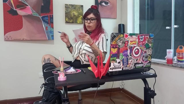 Секретарь Himeros Productions Лиззи Хартц оценивает Qween Goddess для диванного теста