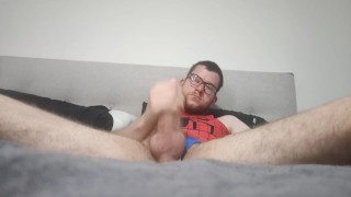 Hombre masturbándose en un spiderman una pieza