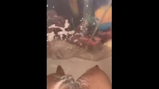 Une fille de 18 ans s’amuse sous la douche (18 ans et plus)
