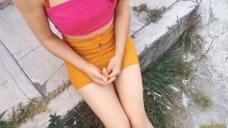 НЕЗНАКОМЕЦ, и она ПОЗВОЛЯЕТ ЕЙ ТРАХАТЬСЯ