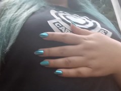 Mira mis pezones duritos 🤤 Flashing caminando x mi barrio 😈💦