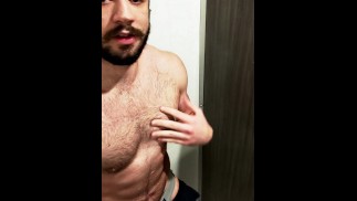 Haariger Muskelsportler wird geil und strippt in den Duschen des Fitnessstudios