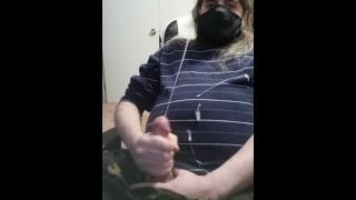 Besloten om wat extra strepen aan mijn shirt toe te voegen in deze cumshot video