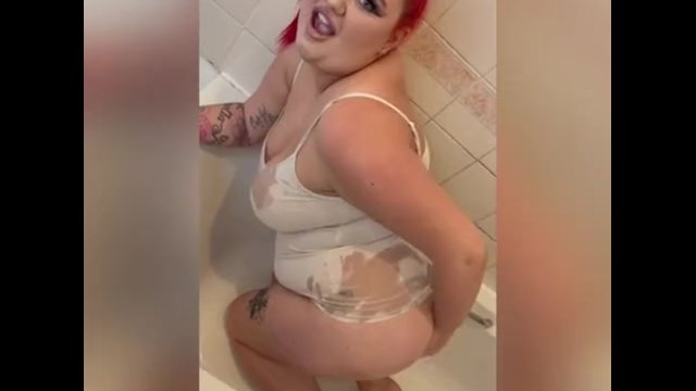 Британская милфа смазывает сиськи маслом