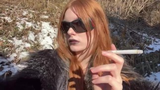 Sexy Mädchen raucht Zigarette