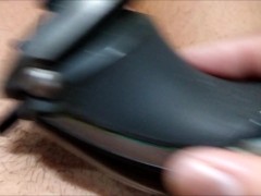 beim Schamhaar-Coiffeur mit Schere und Rasierer