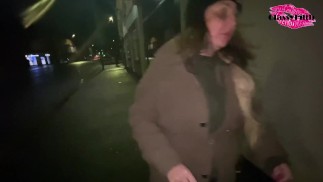 Shopping crasseuse et se doigte dans la rue