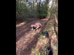 Jeune homme se branle dans la forêt à côté d’une route