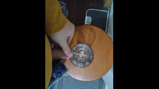 为小狗阿布拉斟满一杯