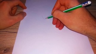 可爱的无尽日本女孩与心在山雀上