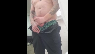 Татуированный парень много кончает для тебя