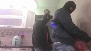 2つのスキンヘッドと警察の奴隷とのクレイジーハード三人組BDSMセッション-ハードギャグ、平手打ち、足