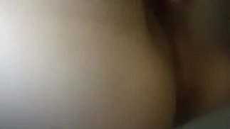 Так чертовски возбужденно трахаю себя, пока все уезжают, у кого огромный член