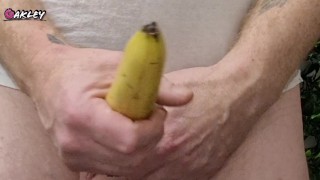 Guy folla un plátano