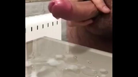 Dans la salle de bain.cumshot masturbation grosse bite bigload partout sur vous.