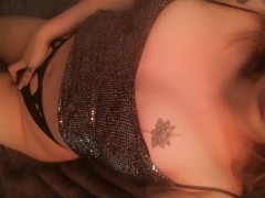 Sexy latina erótica muestra su cuerpo masturbandose