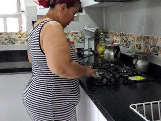 Mijn Stiefmoeder Verleiden Om Te Neuken in De Keuken