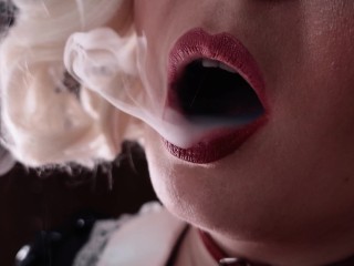 Fumando Fetiche: Video Sexy En Solitario De MILF Rubia Caliente Arya Grander Glaminatrix De Cerca Labios Rojos