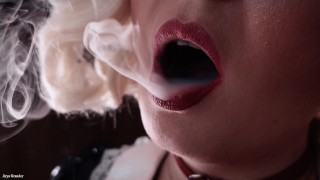 喫煙フェチ:熱いブロンドのブラティ熟女のソロセクシーなビデオArya Granderグラミナトリックスは赤い唇をクローズアップ