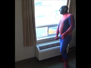 Spiderman in Zwart Siliconenmasker Trekt Zich AF Bij Het Raam Van Het Hotel