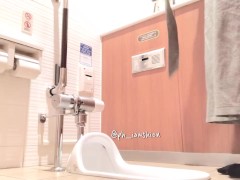 【別アングル】お家から極太ディルドいれたままお出かけ♪デパートのトイレですぼすぼ潮吹きオナニー♡ - Screenshot 1 of 16 - Pee