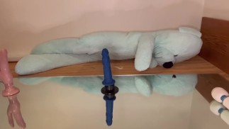 骑假阳具时炫耀运动鞋