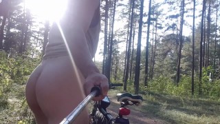 Vídeo curto 💖 Naked em uma bicicleta 🚵 no parque👍