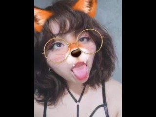 かわいい顔とタイトな猫のコンパイルを持つ小さなふしだらな女